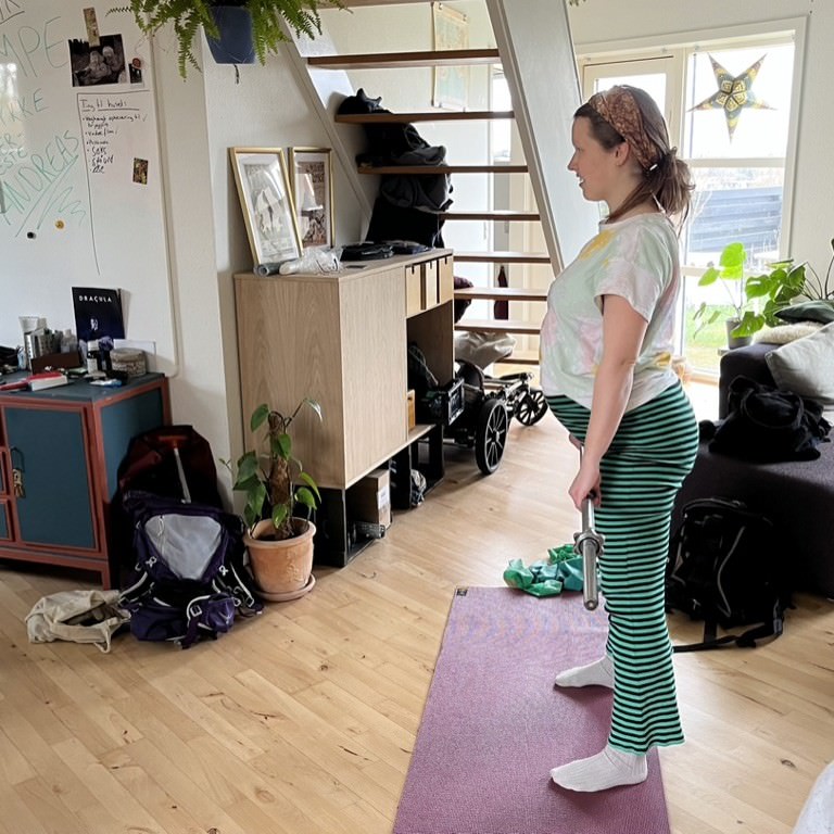 Gravidtræning derhjemme med vægtstang.