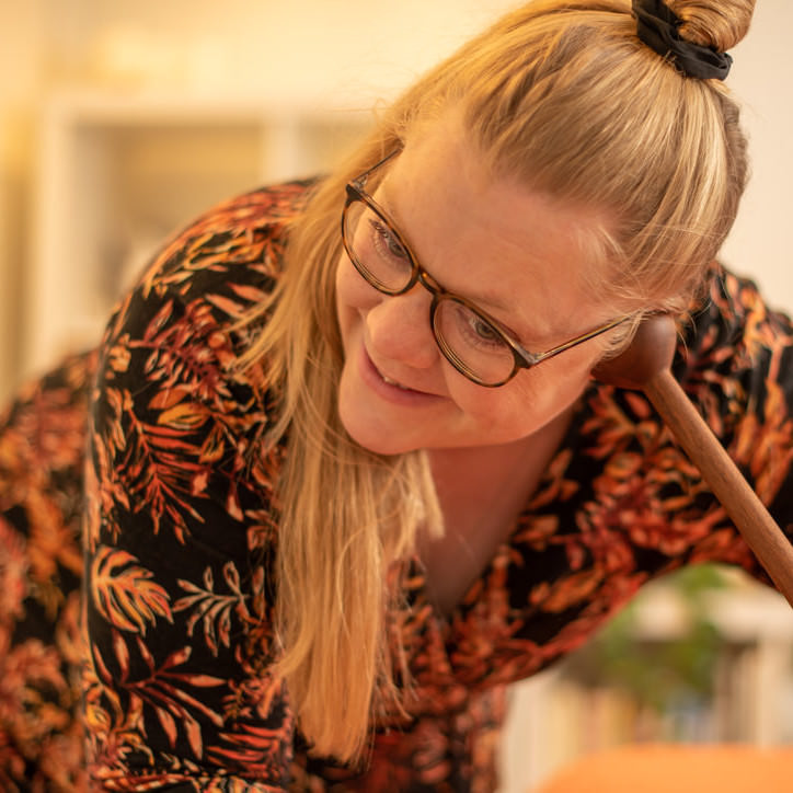 Jordemoder Ina lytter med lytterør