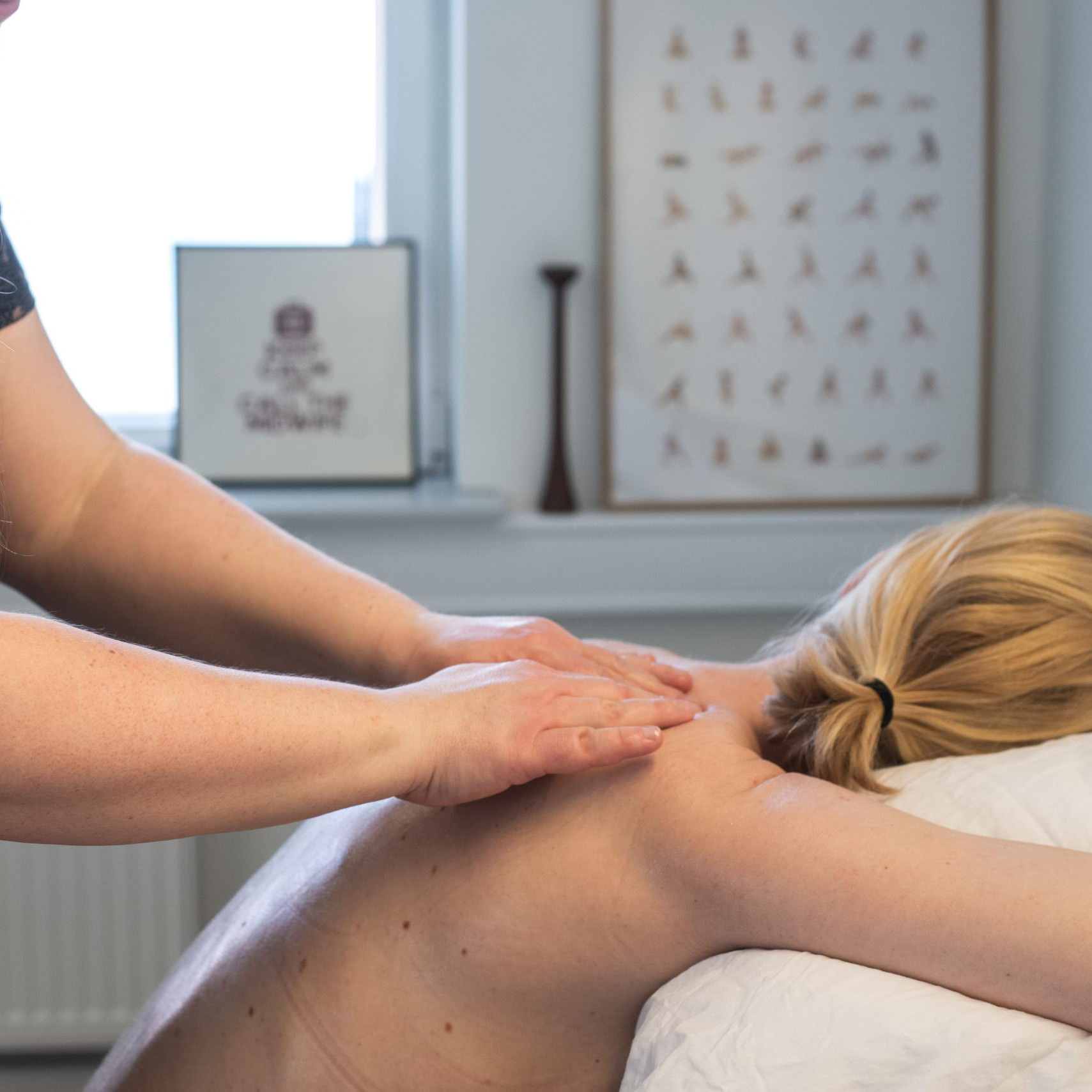 Jordemoder Ina giver gravid kvinde rygmassage.