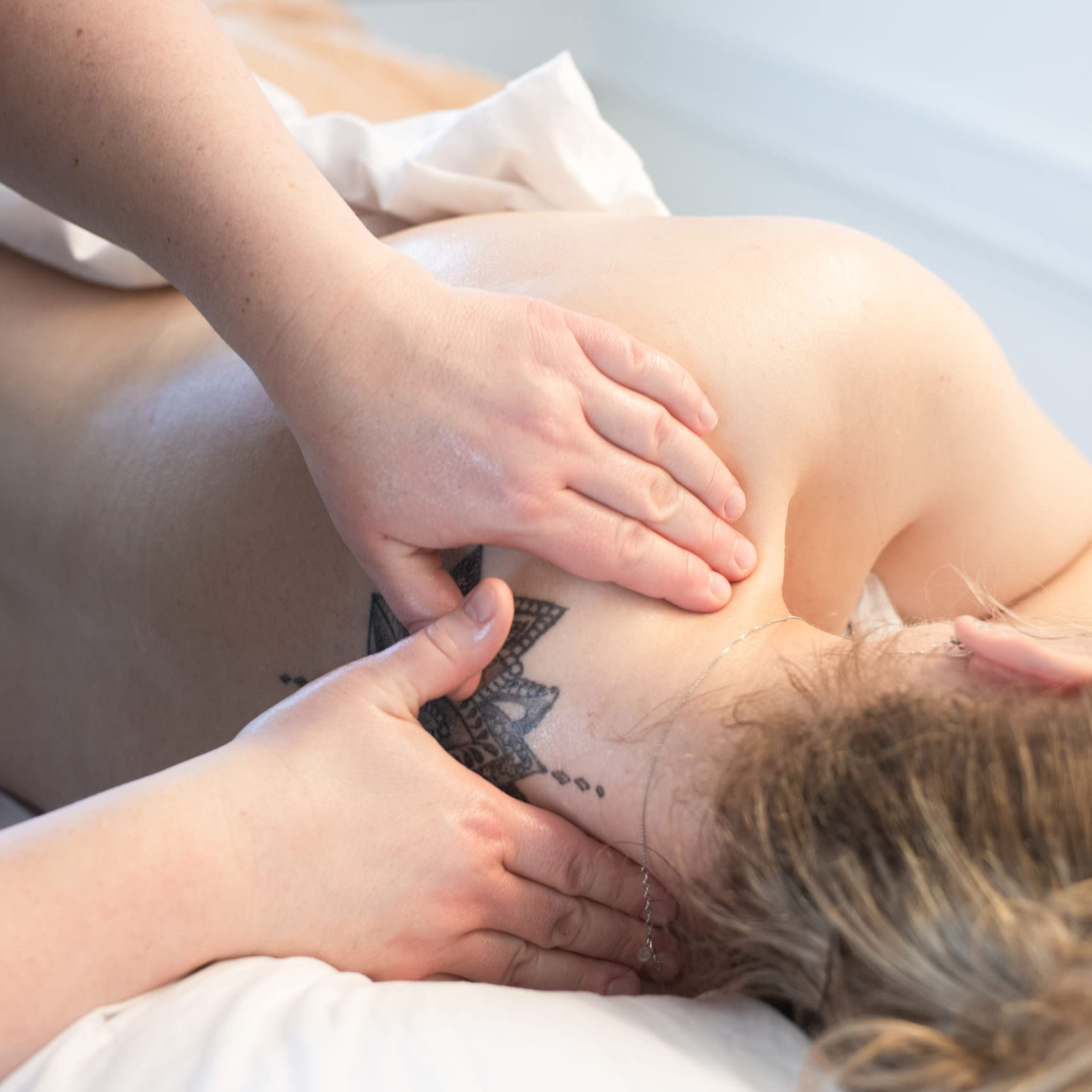 Gravid kvinde får nakkemassage.