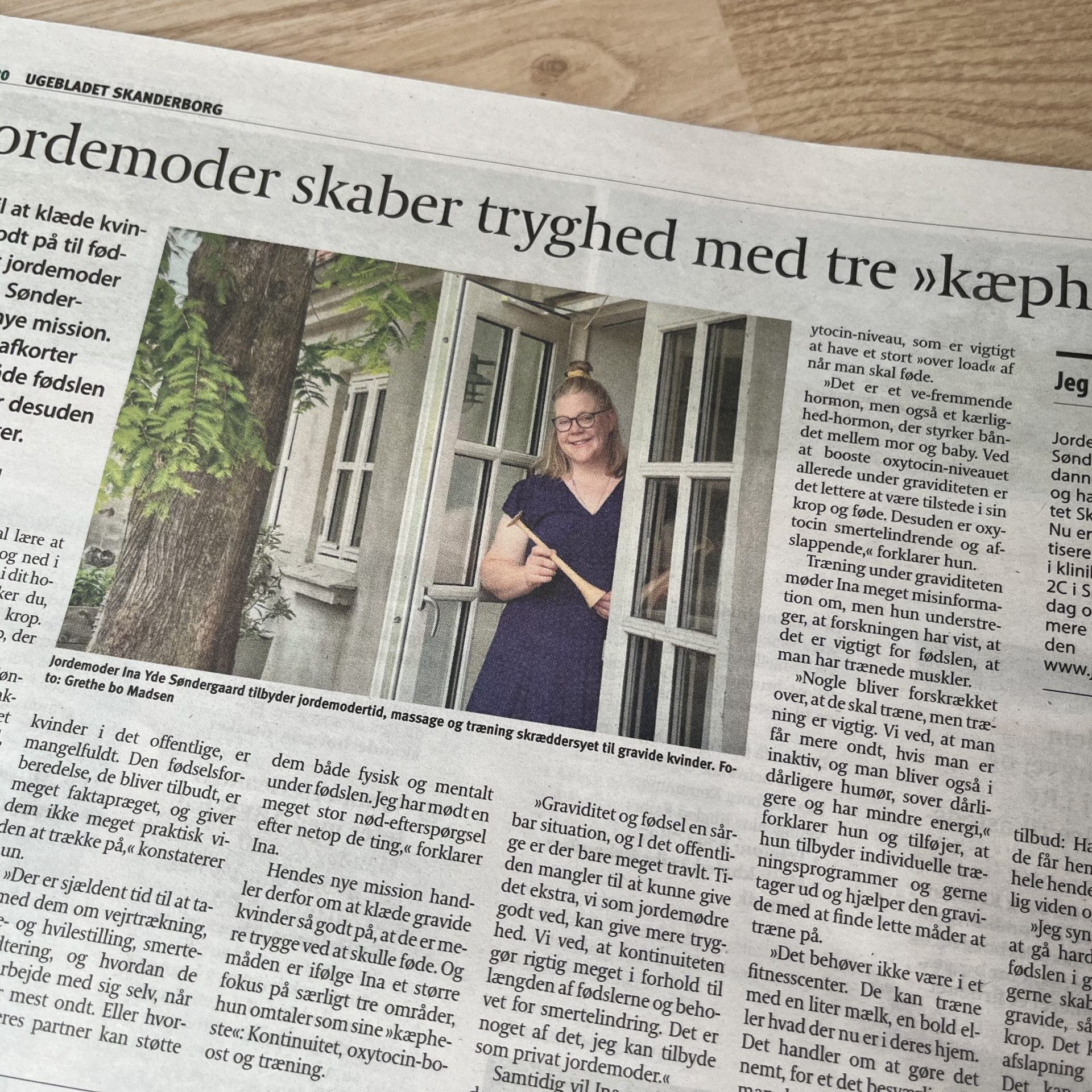 Billede af avis hvor der er en artikel med overskriften: Jordemoder skaber tryghed med tre kæpheste.