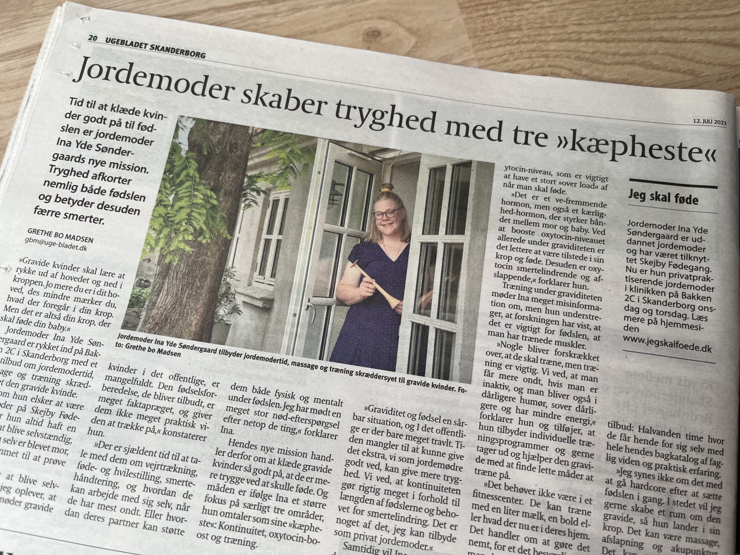 Billede af avis hvor der er en artikel med overskriften: Jordemoder skaber tryghed med tre kæpheste.